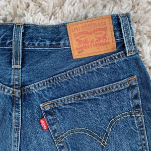 Levis shorts - Perfekta jeansshorts från Levis i modellen 501. Använda fåtal gånger så i nyskick! 🌸 Frakt tillkommer.  Buda gärna!