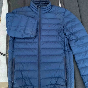  - Blå dunjacka från Tommy Hilfiger i strl M. Plagget är i mycket gott skick!