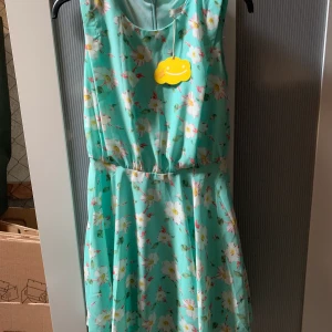 Klänning  - Blommig klänning, aldrig använd i storlek 1 (ca small) väldigt luftig och skön till sommaren ☀️ Eventuell frakt tillkommer 