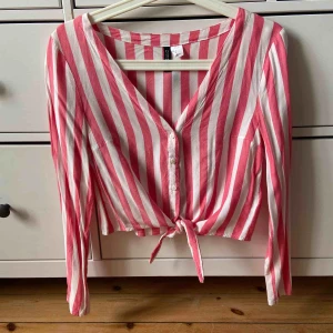  - Croppad blus med knytfunktion ☀️   Möter upp i centrala Stockholm eller köpare står för frakt 