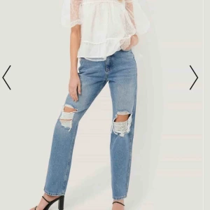  - As snygga jeans från NAKD som är slutsålda ända upp till storlek 42‼️‼️ Köptes för 500 och är i nyskick (använda 2 gånger).😍😍 Jag är 173 som längdreferens.‼️ kvar tills markerad sålda