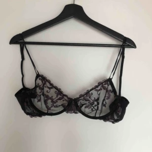  - Sååå himla söt å lite sexig spets-bh!! Super söt med mesch- tyg och lila broderi och justerbara band.  Jag säljer den för att den är för liten då det var ett impulsköp och jag inte hann prova den.  Aldrig använd! ☀️🌼