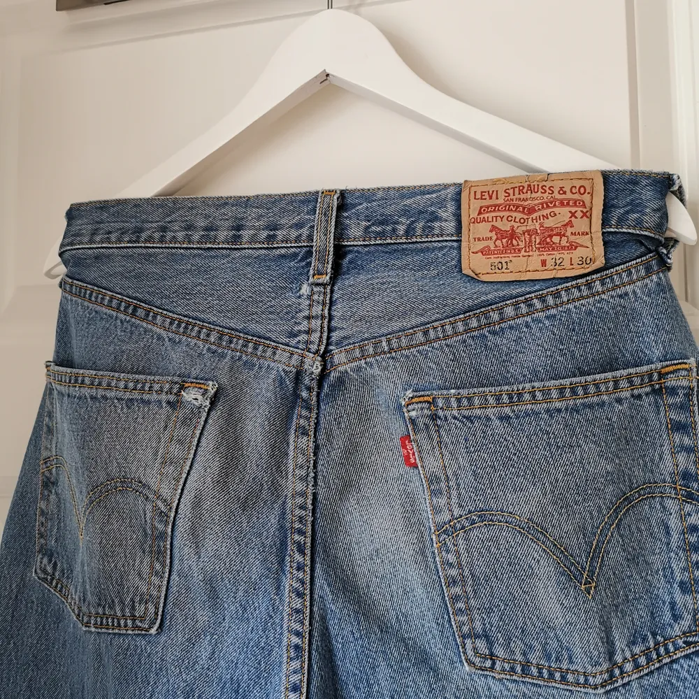 Vintage 501, använt och coolt slitet skick. Rejäl kvalité på dessa byxor. . Jeans & Byxor.