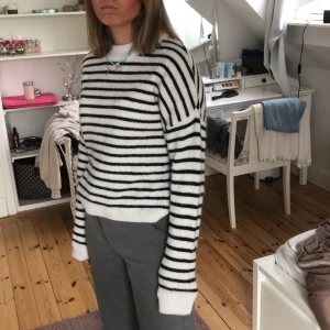 Stickad tröja - Oanvänd stickad tröja från nakd, storlek M