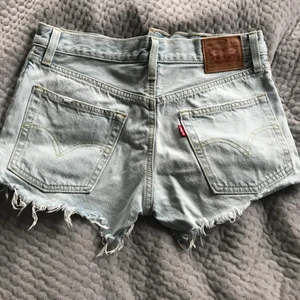 Levis shorts - Säljer nu dessa super fina Levis shorts. Ljusblå färg och är i storlek W25. Knappt använda. köparen står för frakt. 🧚🏼‍♀️🧚🏼‍♀️