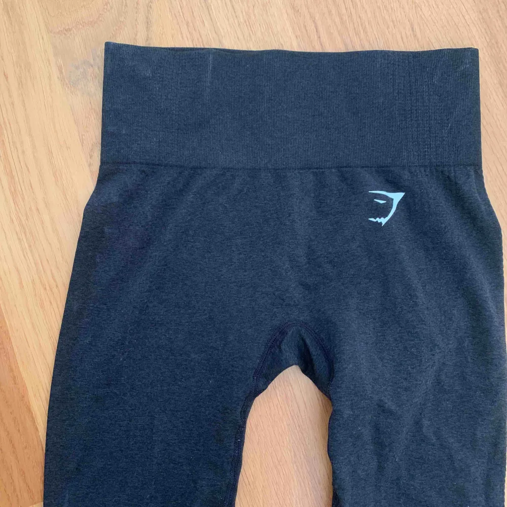 Helt oanvända och äkta gymshark träningsbyxor storlek xs passar en xs/s. Färgen är grå svart . Övrigt.