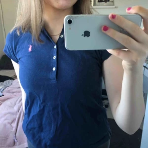  - Mörkblå piké från Ralph Lauren med rosa märke!  Köpt från KidsBrandStore! 💗💗  Pris kan diskuteras, kan mötas upp annars tillkommer frakt 💖💖