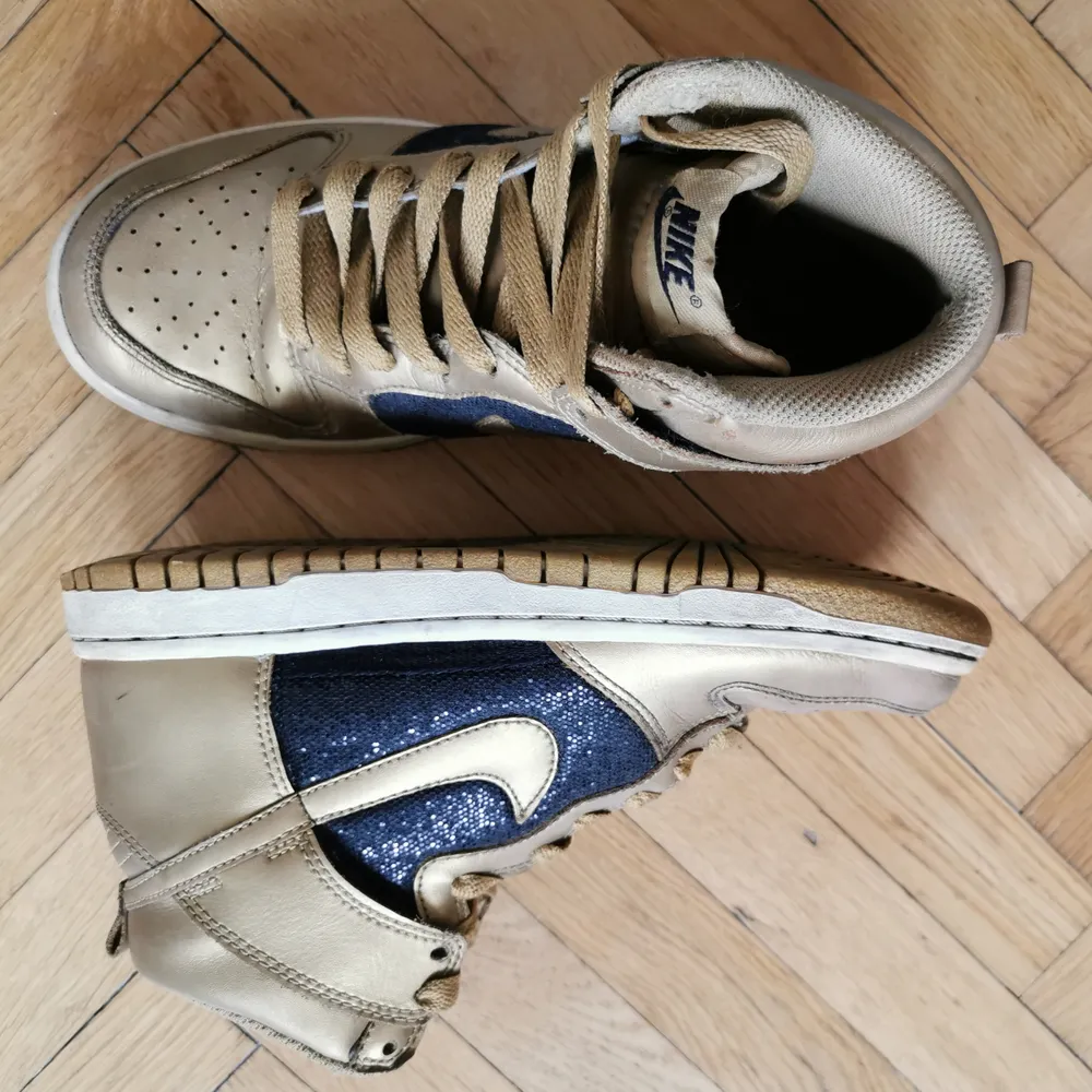 Nike air Jordans/dunks i guld och svart i gott skick, några år på nacken men inte särskilt använda. Dam, storlek 38 (US 7). . Skor.
