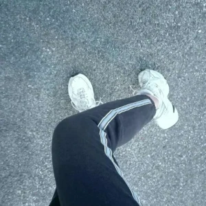 Sweatpants PullandBear - Söta marinblåa sweatpants från PullandBear, använda några gånger hemma. Strl M men deras storlekar är mindre så skulle säga att dem är som XS/S. Frakt tillkommer