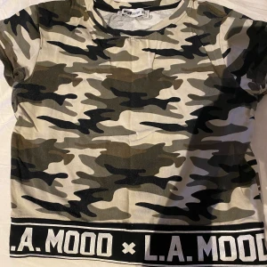 Topp från new yorker - Topp med militär mönster, köpt från new yorker. Storlek XS men sitter som S imed att den är så stretchig🌺 