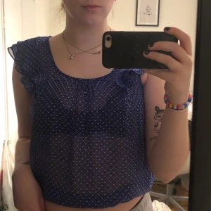 Blus från Zara - En jätte söt blå blus från Zara men jag har köpt den på second hand. Genom skinlig med volanger på axlarna och resorband i midjan. Mönstret är vita hjärtan och prickar. Frakt 49kr eller mötas i Malmö/Lund.