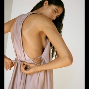 Zara klänning  - Säljer denna otroligt fina klänningen i siden. Tyvärr så har jag för stora bröst och klänningen passar inte som den borde. Ångerfristen har köpt ut och kan en returnera. Har en i storlek S och en i strl M. Klänningen är helt ny med prislapp kvar. Egna bilder kan skickas privat. Köpare står för frakt. Hör av er vid frågor! 