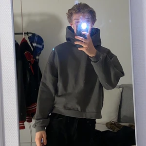 Hoodie  - Extremt skön och snygg boxy hoodie från olive clothing Nypris: 1000 