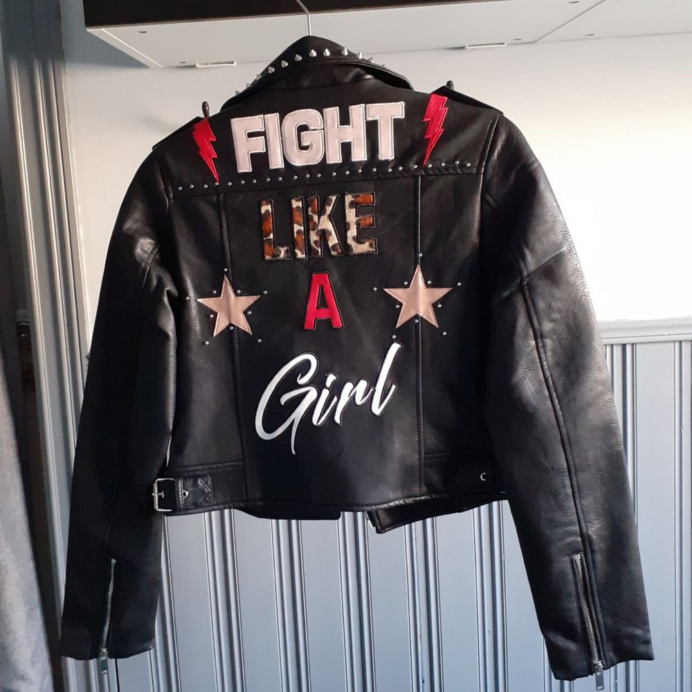 En riktig statement PU-läderjacka från BabeHype! Köpt för 89$+frakt etc. Fint skick! Markerad: S men passar bra på mig som även brukar ha XS-om man tänker att den ska sitta skönt i ärmar osv(beror på önskad passform)-referera till bild 3 där jag bär den. Frakt tillkommer på 50kr(jag står för resten då vi delar på frakten!❤).. Jackor.