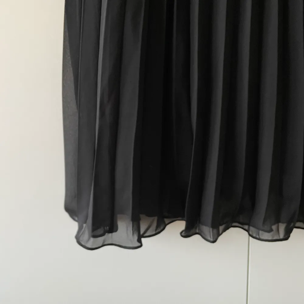 Superfin svart kjol från Monki i storlek S. Använd sparsamt ett fåtal gånger så den är som ny! Frakten ingår i priset 😊🌱😍. Kjolar.