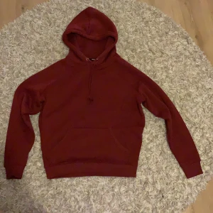 Bikbok tjocktröja i storlek S - En tjocktröja från bikbok som jag har andvänt max 3 gånger. Är ganska stor i storleken. Skriv privat om pris eller om du har någon fråga. 