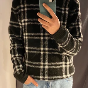 Stickad tröja - Svart-vit rutig stickad tröja. Jätte bekväm, och passar nu när det är kallt. Lite stor i passformen.  ❗️ Tar emot bud ❗️