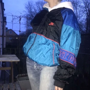 Tunn ”vindjacka” från Nike - Säljer min tunna jacka från Nike köpt second hand. Storlek M💕 jag är 1.60 cm lång och har storlek xs