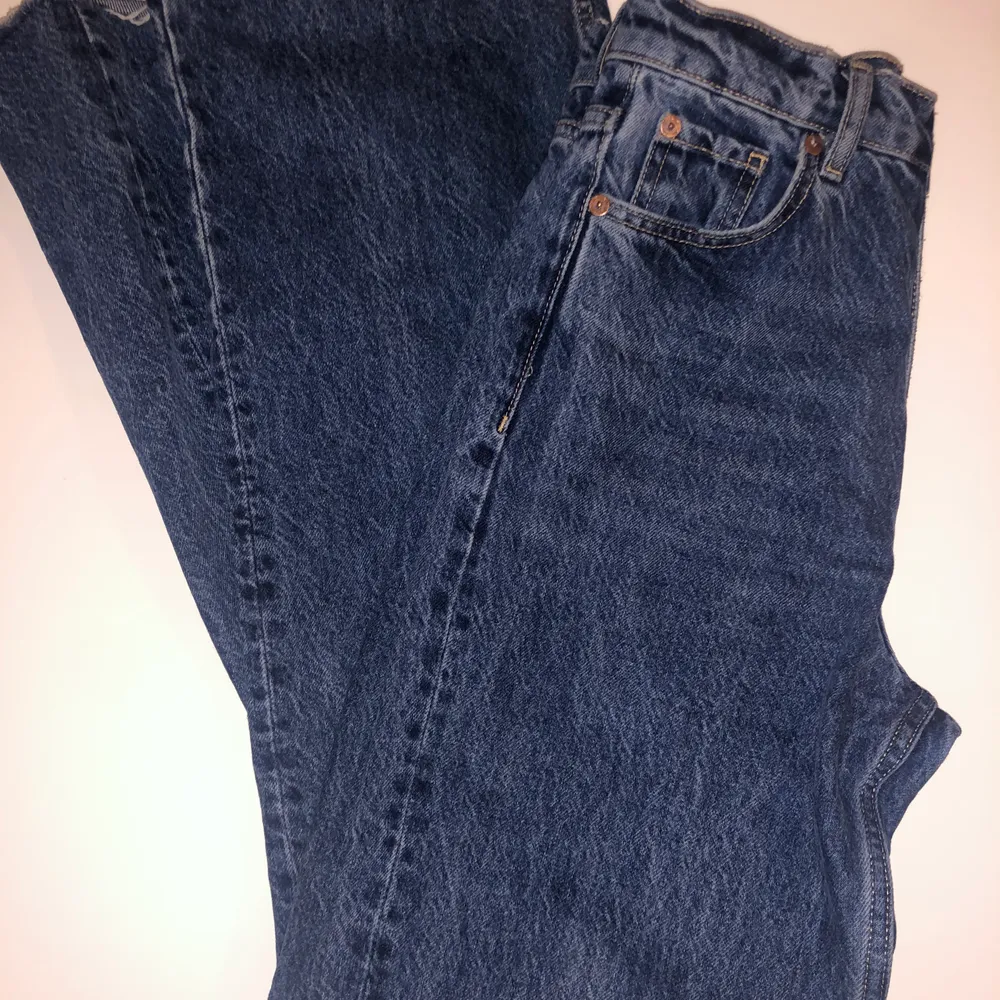 Snygga slutsålda jeans från Zara! Har hört att man kan klippa dem för att anpassa längden, men jag har inte gjort det!. Jeans & Byxor.