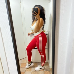 Adidas tights i S - Supersköna tights som funkar både till vardag och träning. 