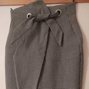 Elegant Kjol - Elegant kjol med tjockt material och perfekt nu till vintern. Använt den typ 1 gång. Säljer för garderobrensning. Känypris: 299kr. Köpare står för frakt