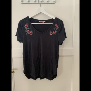 Hunkemöller M - T-shirt med broderade blommor
