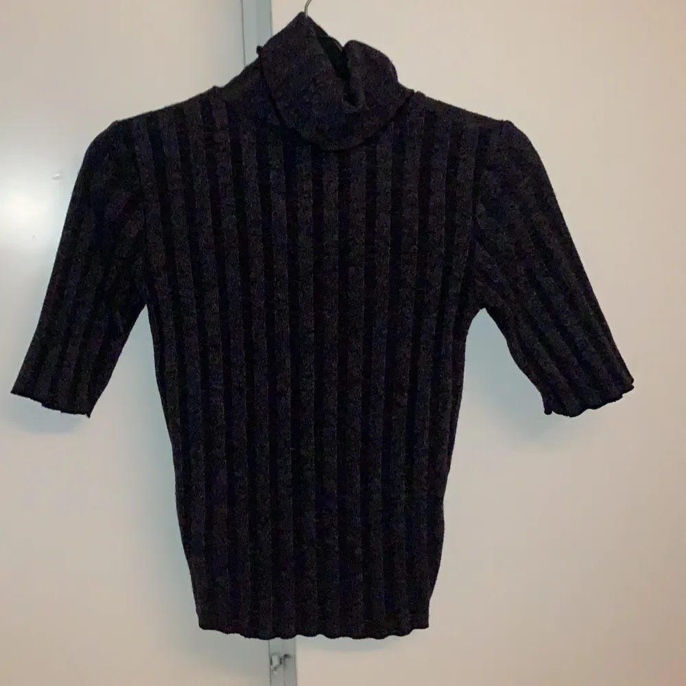 Ribbad polo t-shirt från zara. Endast provad. Den är svart lila Milerad. Hör av er vid frågor. Köp direkt för 80. frakt går på 63 eller så finns den att hämta i Sollentuna!. T-shirts.