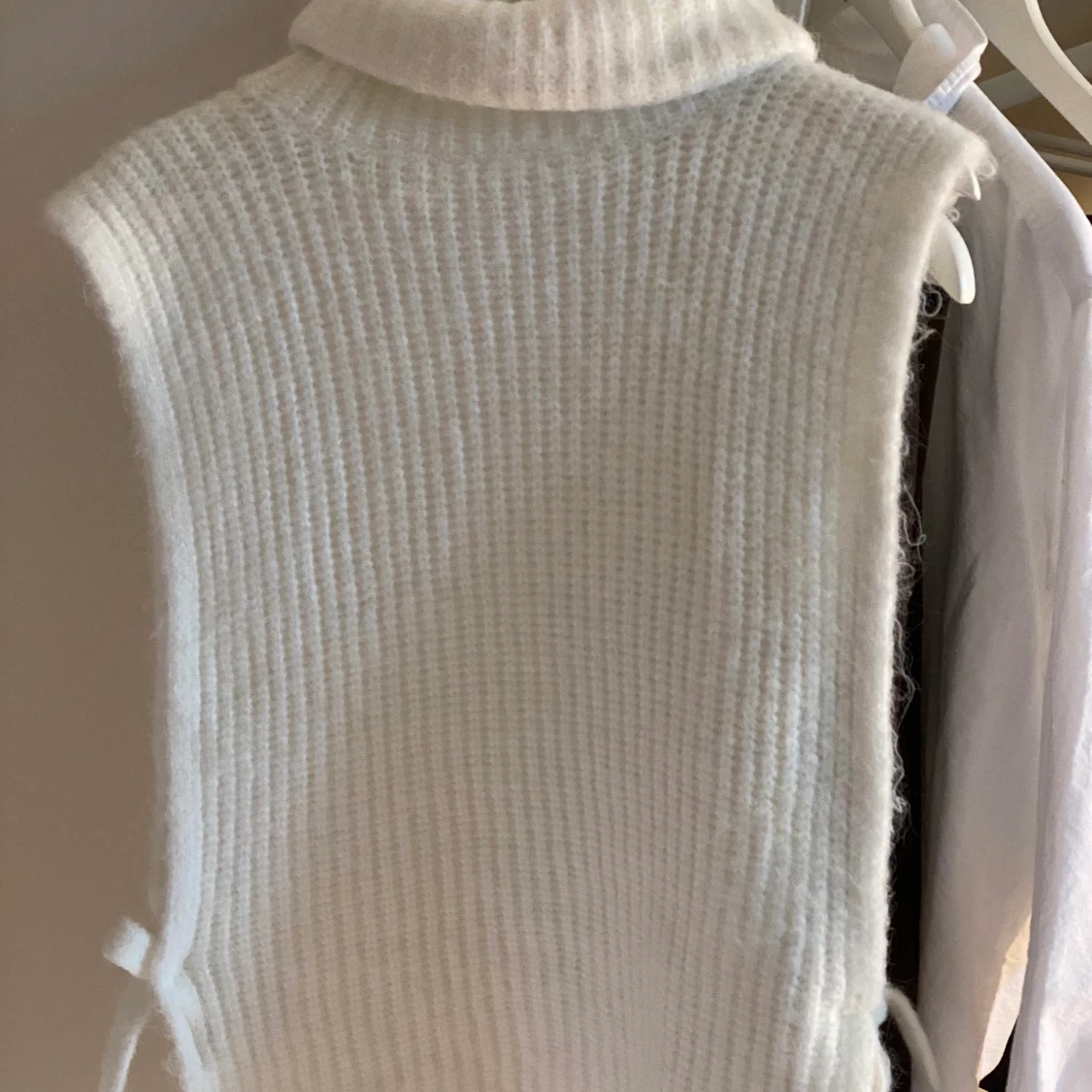 Stickad väst med rosett - 90