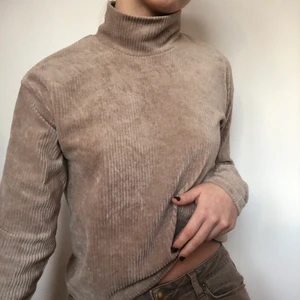 Manchester tröja - Populär topp från Gina i manchestertyg! Inga syndligs defekter. Visas på en m men skulle passa bättre på mindre. Gott skick. Skriv privat vid intresse. Frakt tillkommer 