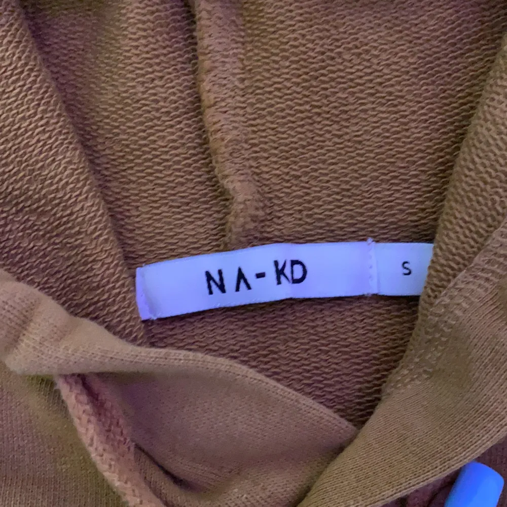 En brun-ish hoodie ifrån na-kd. Bra passform 💞💞. Tröjor & Koftor.