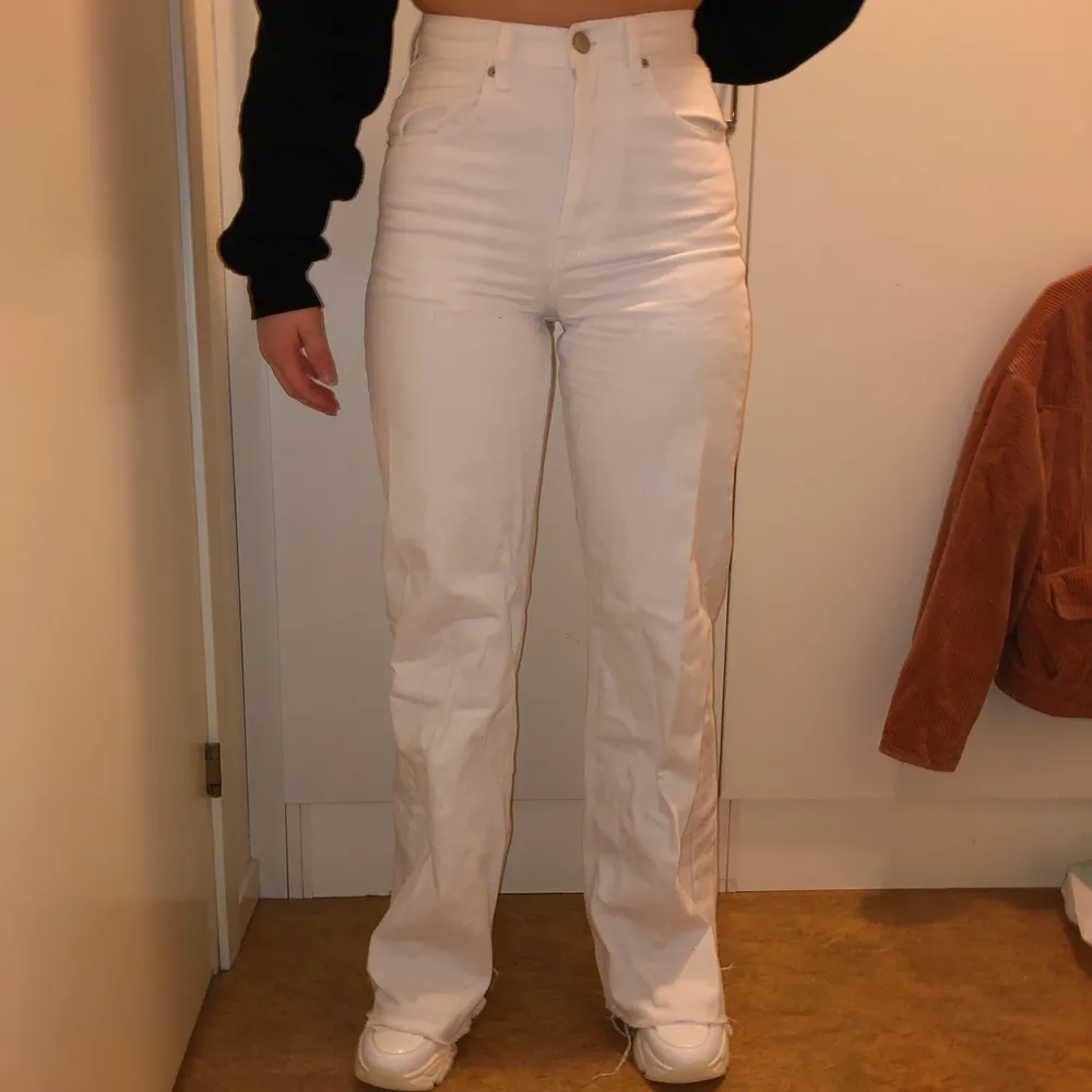 Säljer dessa vita jeans från NAKD med vida ben. Knappt använda. Jag är 163 cm och jeansen är i storlek 34. . Jeans & Byxor.