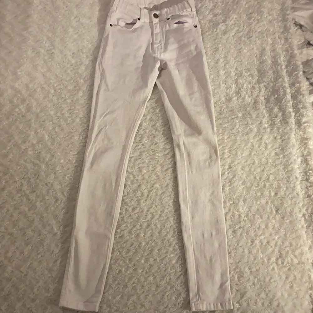 Vita tighta jeans från Dr.Denim i storlek XS, modell Lexy 🤍🤍 Jeansen är i mycket fint skick och är nästan oanvända. Köpta för 500 kr därav priset 😚 Samfraktar gärna med andra plagg och betalning sker via Swish <33. Jeans & Byxor.