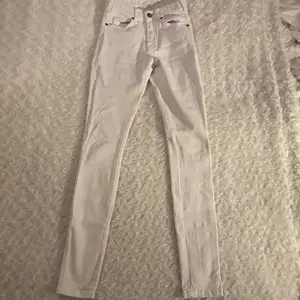 Vita tighta jeans från Dr.Denim i storlek XS, modell Lexy 🤍🤍 Jeansen är i mycket fint skick och är nästan oanvända. Köpta för 500 kr därav priset 😚 Samfraktar gärna med andra plagg och betalning sker via Swish <33