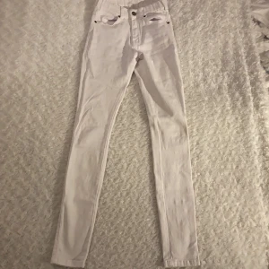 Jeans från Dr.Denim strl XS - Vita tighta jeans från Dr.Denim i storlek XS, modell Lexy 🤍🤍 Jeansen är i mycket fint skick och är nästan oanvända. Köpta för 500 kr därav priset 😚 Samfraktar gärna med andra plagg och betalning sker via Swish <33
