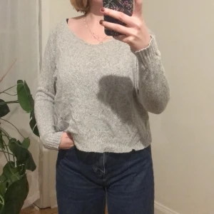 Stickad tröja Brandy Melville  - Stickad tröja som jag köpte från Brandy Melville för många år sen. Den är hel och ren! 