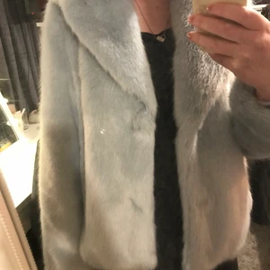 Pälsjacka  - En ljus blå fin pälsjacka, använd 2-3 gånger , i nyskick original pris 1000kr men säljs för 400kr för att jag inte får användning för den