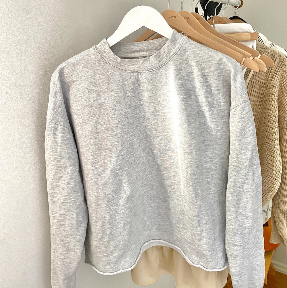 Jättesnygg grå Sweatshirt i nyskick, har text på ryggen som syns i bild två💕. Tröjor & Koftor.