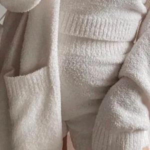 Mjukisset Ginatricot  - Säljer detta supermjuka härliga mjukisset, linne shorts och kofta då det inte passade mig. Byxorna och koftan är i S och linnet i M. Ordinariepris för de tre delarna ligger på va 800 på Gina säljer för 300 + frakt. Om flera är intresserade blir det budgivning🥰 lånade bilder. Allt är helt nytt med lappar kvar!!!