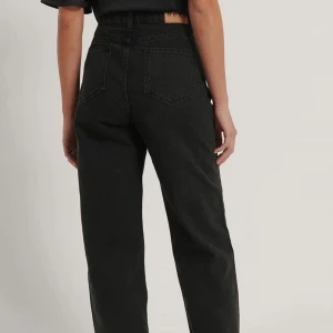 Oanvända na-kd jeans  - Oversizade na-kd jeans som jag aldrig användt,väldigt trendiga Nypris ser ni på prislappen, jag säljer för endast 200. Skriv för mer bilder:)