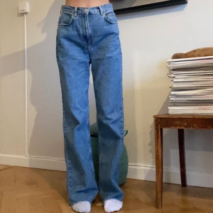Raka jeans  - Säljer dessa supersnygga jeans från Pull & Bear. Rak passform och högmidjade. Säljer då de tyvärr är för stora. 