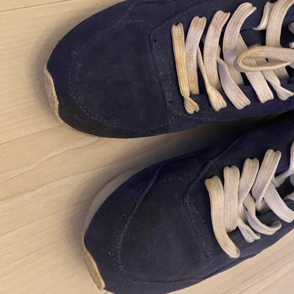 Marinblåa skor från kc cobbler. Skor.