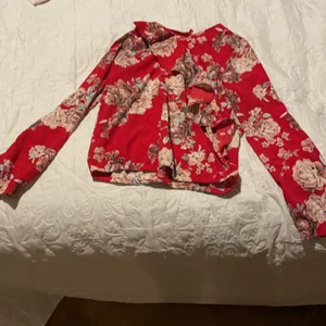 Söt röd  blus☺️ - Utmärkt skick aldrig använd säljer pga det inte är min stil längre❤️