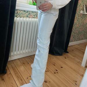 Raka jeans från weekday🙏🏼köpta för 500 & slutsålda i butik + hemsida🦋modellen är rowe och strl W:27 L:32! Så långa, finaoch knappt använda!! Möts eller så står köparen för frakt💙 