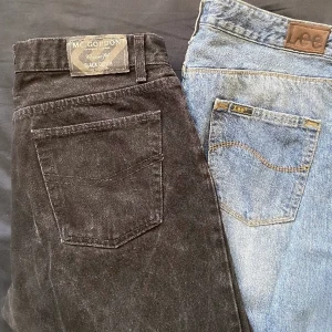 Jeans  - Två st jeans sitter baggy p mig. Svarta är W32 L32, blå W29 L31. Skriv för fler bilder eller frågor, 100kr st