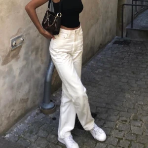 WEEKDAY JEANS - voyage  - (första bilden är lånad, samma modell men i 24/32) vita jeans från weekday i stilen ”voyage” köpta för några månader sedan, använda max 2 gånger för de är fel storlek. Inga fläckar eller missfärgningar! Storlek: W25/L28 (slutsålda på hemsidan) kan mötas upp i Malmö, annars står köpare för frakt!
