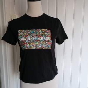 Fin t-shirt med blomsterdetaljer från Calvin Klein. Nypris:599. Pris kan diskuteras ! 