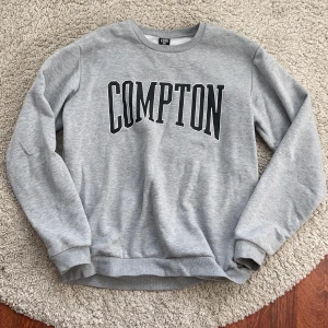 Collegetröja - Så fin collegetröja🧡🧡 lite nopprig men annars mycket bra skick! Frakt tillkommer på 66kr spårbart