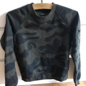 Raw G star sweatshirt  - Camouflage färgad sweatshirt med ficka på armen. Nyskick endast provad 