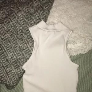 Vitt linne - Säljer detta linne. Det är i väldigt bra schick och aldrig använt☁️ det passar jätte bra att ha under en sweatshirt så man ser kragen❤️ köpt för 150 kr📦 fri frakt ! Linnet är ett jätte bra basplagg att ha i garderoben 🐚 linnet är i storlek s men passar xs-m
