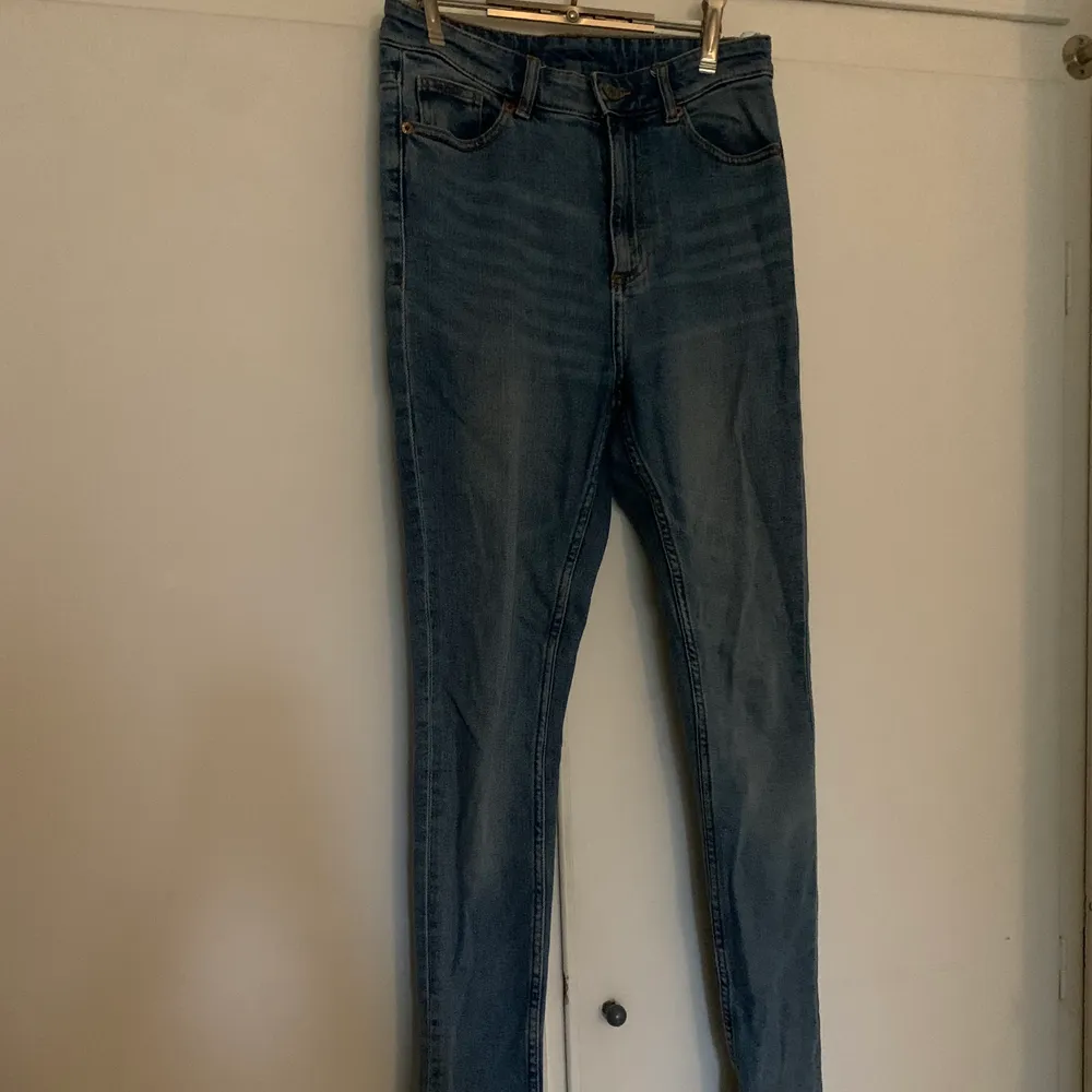 Ett par blåa jeans från Monki, köpt på rea för ett par år sedan. En skärp-ögla på vänster baksida har gått sönder, går lätt att sy ihop.. Jeans & Byxor.
